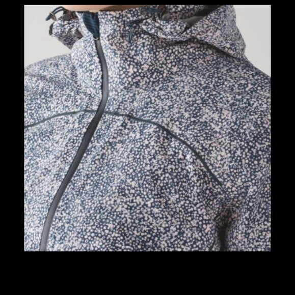 Lululemon women's light weight athletic jacket Runaway - Picture 3 of 12